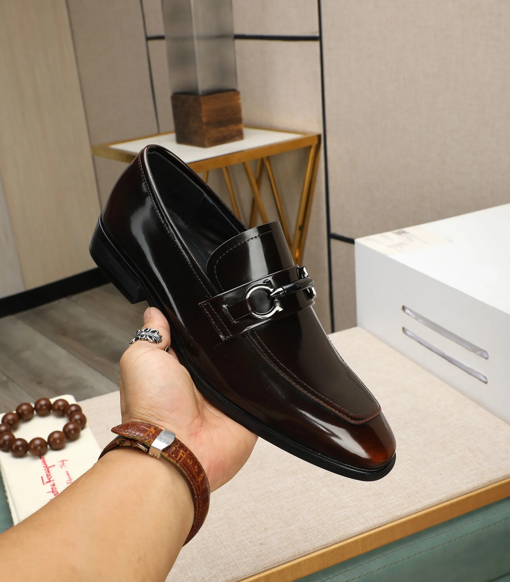 Men's shoes 💰540📛📛(water-dyed cowhide) Salvatore Ferragamo high-end (Salvatore Ferragamo) is the world's top luxury footwear brand. It comes from the fashion kingdom of Italy and is famous all over the world for its traditional handmade design and novel styles...🚶🏻🚶🏻New suit shoes are available simultaneously at the counter. This model is purely handmade. The fabric is imported from Italy's original first-layer cowhide. Soft water-dyed cowhide lining. Original authentic outsole🌀🌀Size: 38➖44 (45 customized)